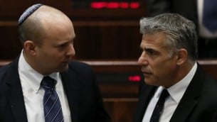 وزير الإقتصاد حينذاك نفتالي بينيت (من اليسار) ووزير المالية حينذاك يائير لبيد في الكنيست، 11 مارس 2014 (Miriam Alster/Flash90)