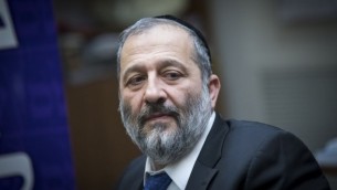 رئيس حزب ’شاس’ ووزير الداخلية أرييه درعي، يترأس جلسة لفصيل ’شاس’ في الكنيست في القدس، 19 ديسمبر، 2016. (Yonatan Sindel/Flash90)