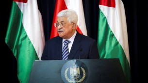 الرئيس الفلسطيني محمود عباس خلال مؤتمر صحفي مشترك مع الرئيس البولندي أندجي دودا في بيت لحم، 18 يناير 2017 (Wisam Hashlamoun/Flash90)
