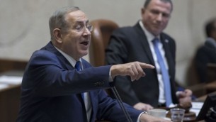 رئيس الوزراء بينيامين نتنياهو يخاطب أعضاء الكنيست خلال جلسة توجيه الأسئلة السنوية في الكنيست، 25 يناير، 2017. (Yonatan Sindel/FLASH90)