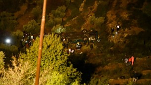 طواقم انقاذ وقوات امن اسرائيلية في ساحة تدحرج حافلة في وادي بالقرب من مستوطنة معاليه لفونا في الضفة الغربية، 27 يناير 2017 (Moshe Mizrachi/Flash90)