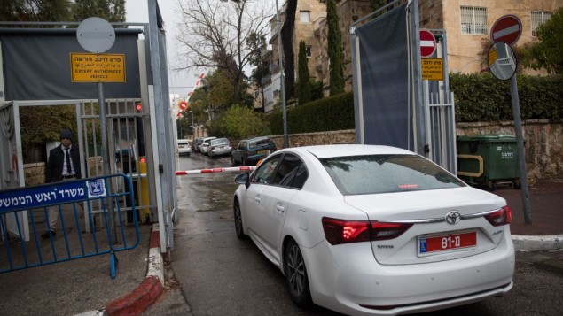 الشرطة تصل إلى مكتب رئيس الوزراء في القدس في 27 يناير، للتحقيق مع بينيامين نتنياهو للمرة الثالثة في قضيتي فساد. (Yonatan Sindel/Flash90) الشرطة تصل إلى مكتب رئيس الوزراء في القدس في 27 يناير، للتحقيق مع بينيامين نتنياهو للمرة الثالثة في قضيتي فساد. (Yonatan Sindel/Flash90)