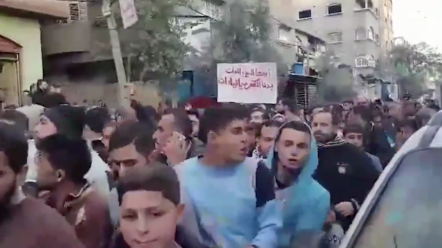 لقطة شاشة لتظاهرة حاشدة في جباليا، غزة، في 12 يناير، 2017، احتجاجا على انقطاع التيار الكهربائي المتكرر في منتصف فصل الشتاء. (credit: Twitter) لقطة شاشة لتظاهرة حاشدة في جباليا، غزة، في 12 يناير، 2017، احتجاجا على انقطاع التيار الكهربائي المتكرر في منتصف فصل الشتاء. (credit: Twitter)