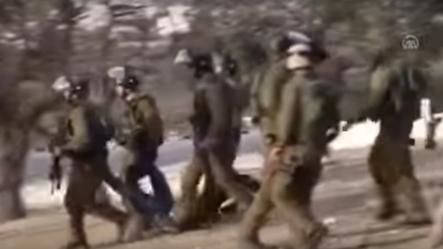 جنود إسرائيليون يحملون فتى فلسطيني توفي في وقت لاحق جراء تعرضه لإطلاق النار خلال مواجهات بالقرب من بيت لحم في 16 يناير، 2017. (لقطة شاشة: YouTube) جنود إسرائيليون يحملون فتى فلسطيني توفي في وقت لاحق جراء تعرضه لإطلاق النار خلال مواجهات بالقرب من بيت لحم في 16 يناير، 2017. (لقطة شاشة: YouTube)