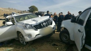 عناصر من الشرطة يقفون إلى جانب المركبة التي اصطدمت بشرطيين  في قرية أم الحيران في النقب، 18 يناير، 2017. (Israel police)