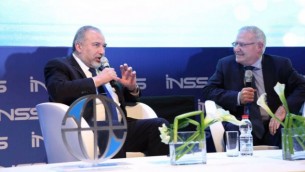 وزير الدفاع أفيغدور ليبرمان، من اليسار، في مؤتمر ’معهد دراسات الأمن القومي’ في تل أبيب، 24 يناير، 2017. (Hen Galili)