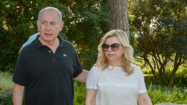 رئيس الوزراء الأسرائيلي بنيامين نتانياهو وزوجته ساره خلال جولتهما في متنزه رامات هنديف الوطني في الشمال الأسرائيلي  في 25 من ابريل 2016  Amos Ben Gershon GPO
