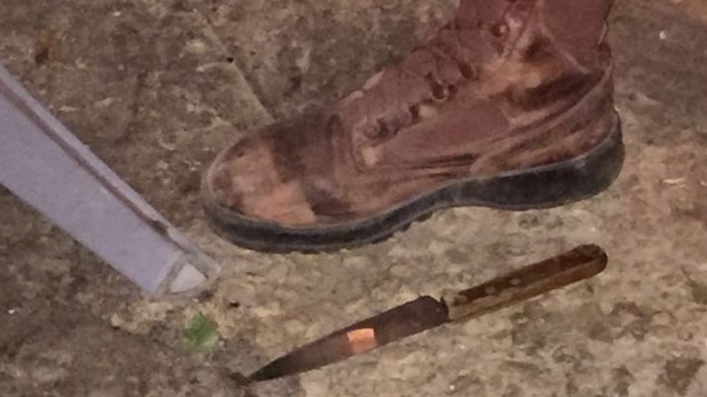 السكين التي حملها كما يُزعم الشاب الفلسطيني الذي قال الجيش الإسرائيلي إنه حاول طعن جنود في 10 يناير، 2017، خلال حملة إعتقالات في الضفة الغربية. (IDF Spokesman) السكين التي حملها كما يُزعم الشاب الفلسطيني الذي قال الجيش الإسرائيلي إنه حاول طعن جنود في 10 يناير، 2017، خلال حملة إعتقالات في الضفة الغربية. (IDF Spokesman)