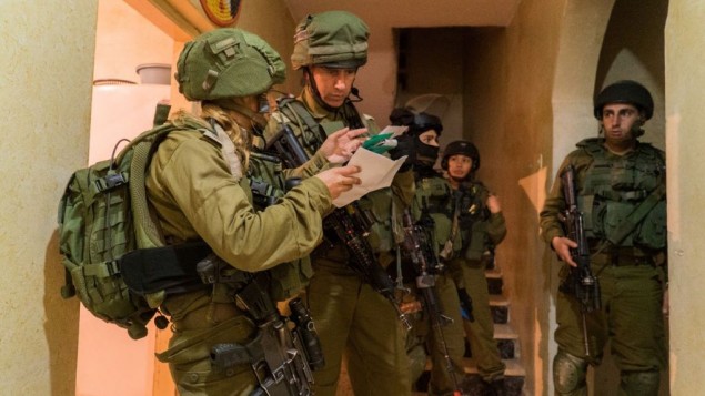 الجيش الأسرائيلي ينفذ عمليات مداهمة في الضفة الغربية 11 يناير 2017 (IDF Spokesperson's Unit) الجيش الأسرائيلي ينفذ عمليات مداهمة في الضفة الغربية 11 يناير 2017 (IDF Spokesperson's Unit)