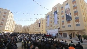 فلسطينيون يشاركون في افتتاح مشروع الشيخ حمد السكني في مدينة خان يونس جنوبي قطاع غزة، 16 يناير، 2016. (AFP/Mahmud Hams)