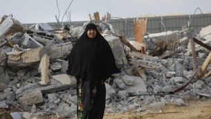 امرأة بدوية تندب هدم منزلها في قرية أم الحيران بالنقب 18 يناير 2017 (AFP/Menahem Kahana)