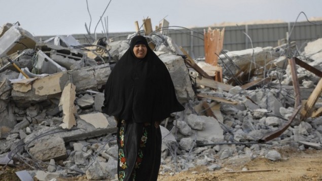 امرأة بدوية تندب هدم منزلها في قرية أم الحيران بالنقب 18 يناير 2017 (AFP/Menahem Kahana)