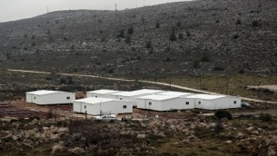 منازل جاهزة قيد الإنشاء في الضفة الغربية بين بؤرة عامونا الإستيطانية (في الخلفية) ومستوطنة عوفرا الإسرائيلية، شمال رام الله، 31 يناير، 2017. ( AFP/ THOMAS COEX)