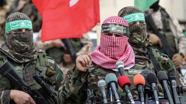 أبو عبيدة، المتحدث بإسم الجناح العسكرية لحركة حماس، خلال كلمة ألقاها في حفل تأبين أقيم في مدينة رفح جنوب قطاع غزة، 31 يناير، 2017. (AFP PHOTO / SAID KHATIB) أبو عبيدة، المتحدث بإسم الجناح العسكرية لحركة حماس، خلال كلمة ألقاها في حفل تأبين أقيم في مدينة رفح جنوب قطاع غزة، 31 يناير، 2017. (AFP PHOTO / SAID KHATIB)