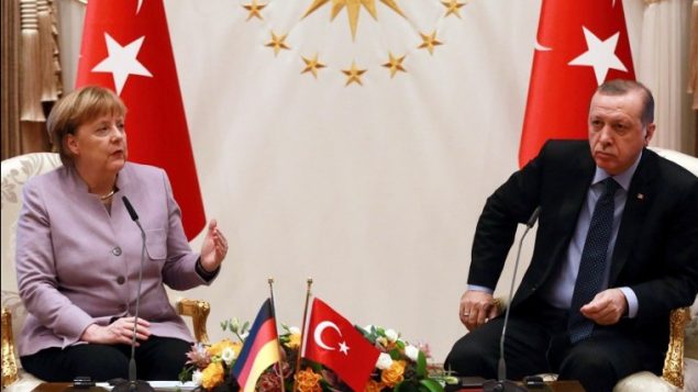 الرئيس التركي رجب طيب اردوغان والمستشارة الالمانية انغيلا ميركل خلال لقائهما في القصر الرئاسي في انقرة، 2 فبراير 2017 (ADEM ALTAN / AFP)