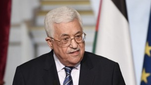 رئيس السلطة الفلسطينية محمود عباس خلال مؤتمر صحفي مع الرئيس الفرنسي فرانسوا هولاند بعد لقائهما في قصر الاليزيه في باريس، 7 فبراير 2017 (AFP/Stephane de Sakutin)