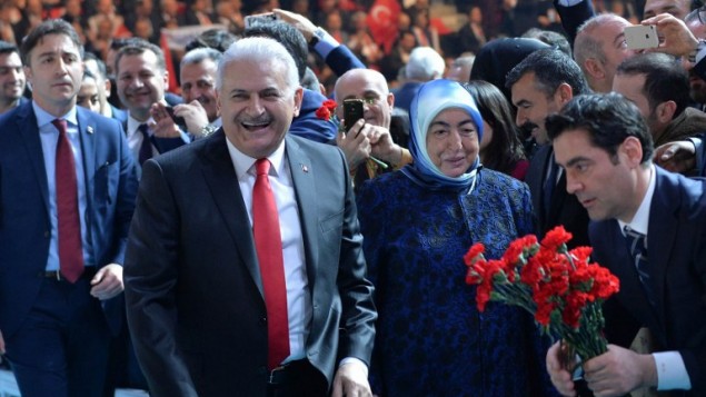 رئيس الوزراء التركي بن علي يلديريم عند وصوله تجمع في ملعب في انقرة للدعوة للتصويت مع التعديلات الدستورية في الاستقتاء، 25 فبراير 2017 (ADEM ALTAN / AFP)