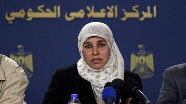 ايمان نافع، زوجة الاسير الفلسطيني نائل البرغوثي، خلال مؤتمر صحفي في رام الله، 16 فبراير 2017 (AFP Photo/Abbas Momani)