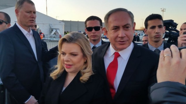 رئيس الوزراء بنيامين نتنياهووزوجته سارة قبل توجههم الى لندن، 5 فبراير 2017 (Raphael Ahren/Times of Israel) رئيس الوزراء بنيامين نتنياهووزوجته سارة قبل توجههم الى لندن، 5 فبراير 2017 (Raphael Ahren/Times of Israel)