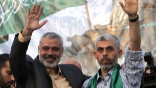 قائد حماس حينها اسماعيل هنية مع الاسير المحرر يحيى السنوار، احد مؤسسي الجناح العسكري للحركة، في خان يونس، 21 اكتوبر 2011 (SAID KHATIB / AFP)