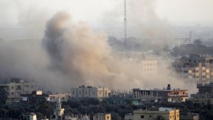 صورة للتوضيح: تصاعد الدخان بعد انفجار في نفق تهريب تم حفره تحت الحدود بين غزة ومصر جنوبي قطاع غزة، 31 أغسطس، 2013. (Abed Rahim Khatib/Flash90)