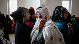 نساء بدويات من قرية أم الحيران في النقب، جنوبي إسرائيل، في المحكمة العليا في القدس، 20 نوفمبر، 2013. (Flash90)