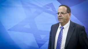 وزير التعاون الاقليمي حينها أيوب قرا يصل للجلسة الاسبوعية للحكومة في مكتب رئيس الوزراء في القدس، 4 ديسمبر 2016 (Marc Israel Sellem)