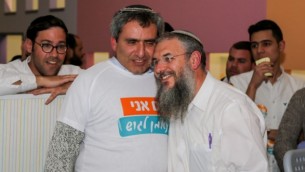 وزير شؤون القدس زئيف إلكين برفقة رئيس المجلس الإقليمي غوش عتصيون المنتخب حديثا شلومو نئمان في مقر حملته الإنتخابية في ألون شفوت، غوش عتصيون، 14 فبراير، 2017. (Gershon Elinson/Flash90)