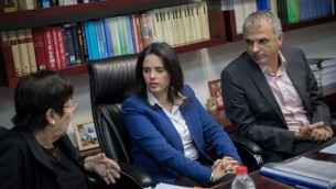 من اليسار: ميريام ناؤور، ايليت شاكيد وموشيه كحلون يتباحثون تعيين قضاة جدد لمكحكمة العليا، 22 فبراير 2017 (Yonatan Sindel/Flash 90)