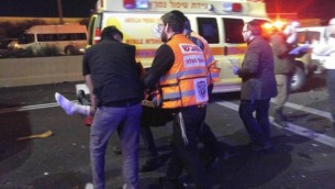 مسعفون يقدمون العلاج لإسرائيلي مصاب في هجوم مركبة شمال القدس، 2 فبراير، 2017. (United Hatzalah)
