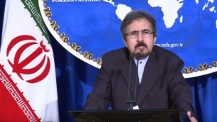 المتحدث باسم الخارجية الايرانية بهرام قاسمي خلال مؤتمر صحفي في طهران، 22 اغسطس 2016 (screen capture: YouTube)