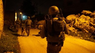 جنود اسرائيليون خلال حملة اعتقال في بلدة عبود، في مركز الضفة الغربية، 23 فبراير 2017 (IDF Spokesperson's Unit)