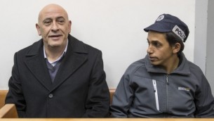 عضو الكنيست باسل غطاس خلال جلسة في للبت في تمديد إعتقاله في محكمة الصلح في ريشون لتسيون، 23 ديسمبر، 2016، بعد يوم من إعتقاله بتهمة تهريب هواتف محمولة لأسرى فلسطينيين في إسرائيل. (AFP/Jack Guez)