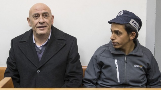 عضو الكنيست باسل غطاس خلال جلسة في للبت في تمديد إعتقاله في محكمة الصلح في ريشون لتسيون، 23 ديسمبر، 2016، بعد يوم من إعتقاله بتهمة تهريب هواتف محمولة لأسرى فلسطينيين في إسرائيل. (AFP/Jack Guez) عضو الكنيست باسل غطاس خلال جلسة في للبت في تمديد إعتقاله في محكمة الصلح في ريشون لتسيون، 23 ديسمبر، 2016، بعد يوم من إعتقاله بتهمة تهريب هواتف محمولة لأسرى فلسطينيين في إسرائيل. (AFP/Jack Guez)