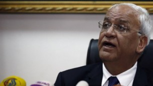 كبير المفاوضين الفلسطينيين وأمين سر منظمة التحرير الفلسطينية، صائب عريقات، خلال مؤتمر صحفي في مدينة أريحا في الضفة الغربية، 15 فبراير، 2017.(AFP/AHMAD GHARABLI)
