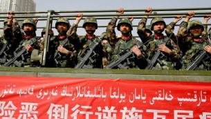 عناصر الشرطة العسكرية الصينية خلال تجمع مكافحة للارهاب، 27 فبراير 2017 (AFP Photo/STR)
