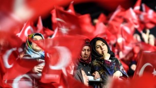 نساء مناصرات للحكومة التركية خلال تظاهرة في ساحة باسطنبول  تأييدا للتصويت "نعم" في استفتاء على تعديل دستوري يعزز صلاحيات الرئيس رجب طيب اردوغان، 5 مارس 2017 (OZAN KOSE / AFP)