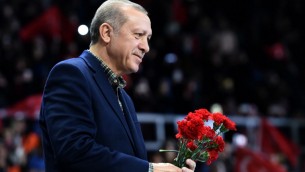 الرئيس التركي رجب طيب اردوغان خلال تظاهرة في ساحة باسطنبول  تأييدا للتصويت "نعم" في استفتاء على تعديل دستوري يعزز صلاحيات الرئيس رجب طيب اردوغان، 5 مارس 2017 (OZAN KOSE / AFP)