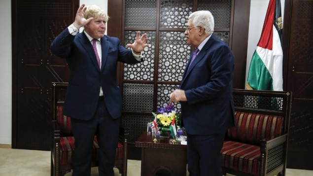 وزير الخارجية البريطاني بوريس جونسون يلتقي برئيس السلطة الفلسطينية محمود عباس في مدينة رام الله بالضفة الغربية، 8 مارس، 2017. (AFP PHOTO / ABBAS MOMANI) وزير الخارجية البريطاني بوريس جونسون يلتقي برئيس السلطة الفلسطينية محمود عباس في مدينة رام الله بالضفة الغربية، 8 مارس، 2017. (AFP PHOTO / ABBAS MOMANI)