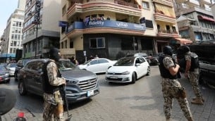 الاجهزة الأمنية اللبنانية خلال عمليات دهم شملت مؤسسات صيرفة وشركات مالية في بيروت، 7 مارس 2017 (ANWAR AMRO / AFP)