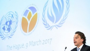 وزير خارجية هولندا برت كوندرز يتحدث في لاهاي خلال اطلاق بنك معلومات يضم ادلة على ارتكاب جرائم حرب في سوريا، 9 مارس 2017 (JERRY LAMPEN / ANP / AFP)
