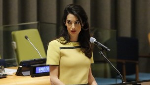 المحامية والناشطة في مجال الدفاع عن حقوق الإنسان أمل كلوني خلال خطاب امام الجمعية العامة للامم المتحدة في نيويورك، 9 مارس 2017 (KENA BETANCUR / AFP)