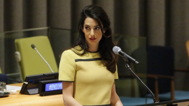 المحامية والناشطة في مجال الدفاع عن حقوق الإنسان أمل كلوني خلال خطاب امام الجمعية العامة للامم المتحدة في نيويورك، 9 مارس 2017 (KENA BETANCUR / AFP)