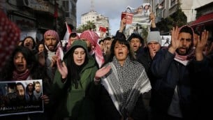 متظاهرون فلسطينيون في مدينة رام الله يتظاهرون ضد التنسيق الامني بين السلطة الفلسطينية واسرائيل، 13 مارس 2017 (AFP Photo/ Abbas Momani)