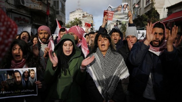 متظاهرون فلسطينيون في مدينة رام الله يتظاهرون ضد التنسيق الامني بين السلطة الفلسطينية واسرائيل، 13 مارس 2017 (AFP Photo/ Abbas Momani)