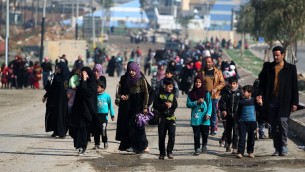نازحون عراقيون يغادرون منطقة الموصل في 14 مارس 2017 (AHMAD AL-RUBAYE / AFP)