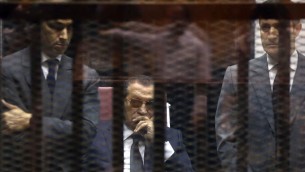 الرئيس المصري السابق حسني مبارك خلال محاكته في القاهرة، 9 مايو 2015 (MOSTAFA EL-SHEMY / AFP)