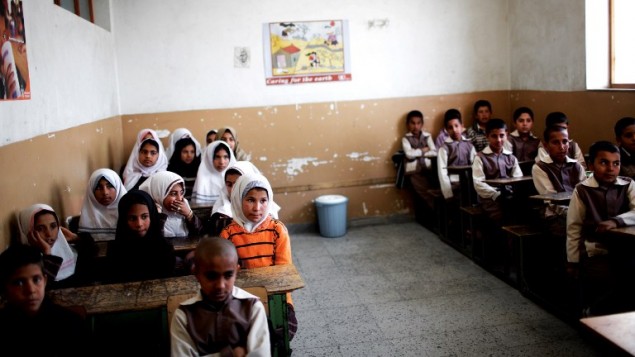 طلاب مدرسة افغان في مخيم لاجئين في لإيران، 9 فبراير 2015 (BEHROUZ MEHRI / AFP)