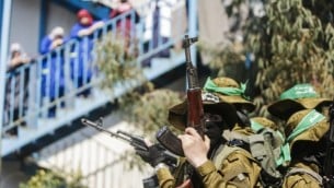 عناصر من الجناح العسكري لحركة حماس يشاركون في جنازة القيادي في حماس، مازن فقهاء، في مدينة غزة، 25 مارس، 2017. (AFP/Mahmud Hams)