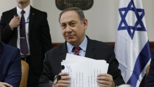 رئيس الوزراء بينيامين نتنياهو يترأس جلسة الحكومة في القدس، 26 مارس، 2017. (AFP/Gali TIBBON)